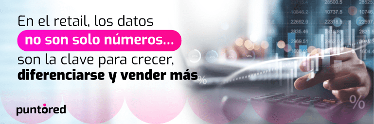 Empleado de tienda utilizando una tablet para analizar datos de ventas en un entorno de retail colombiano.